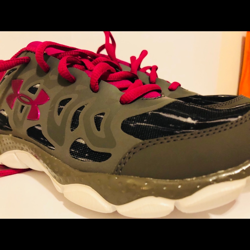 Under Armour: UA W Micro G Engage || size: 5.5 kid